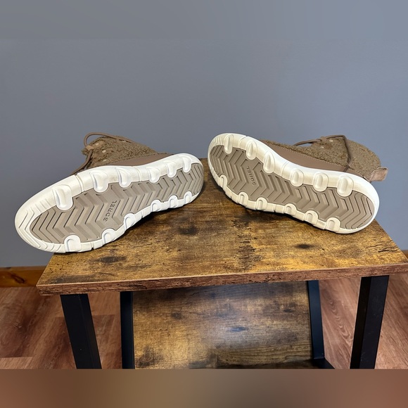 Sorel Winter Boots - Picture 9 of 10